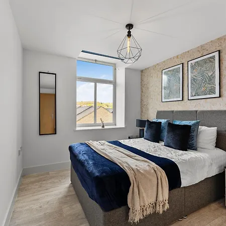 30 Percent Off! Beautiful In Dewsbury - Sleeps 6 * לידס