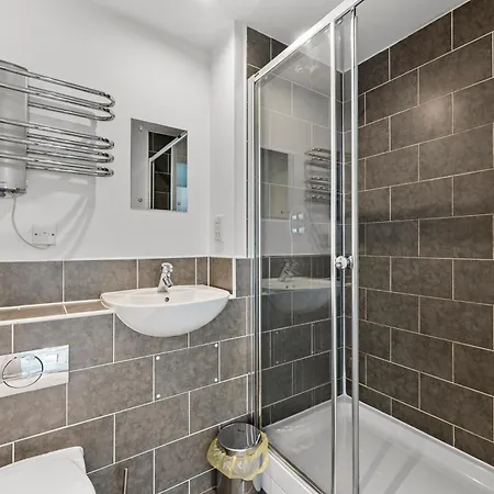 30 Percent Off! Beautiful In Dewsbury - Sleeps 6 דירה *