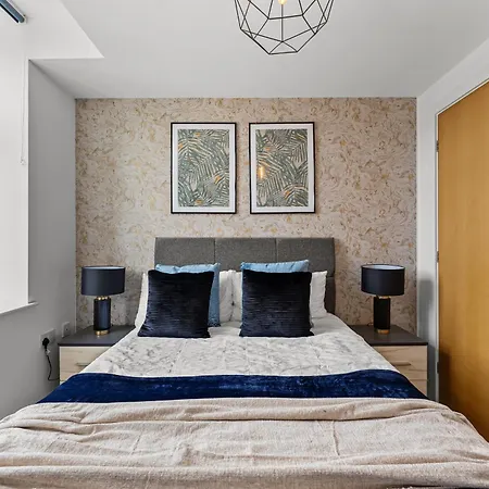 דירה 30 Percent Off! Beautiful In Dewsbury - Sleeps 6 *