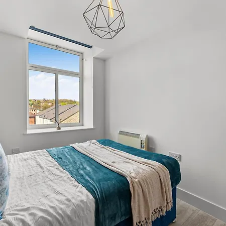 30 Percent Off! Beautiful In Dewsbury - Sleeps 6 דירה לידס