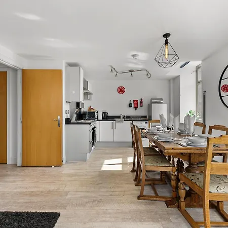 Apartment 30 Percent Off! Beautiful In Dewsbury - Sleeps 6