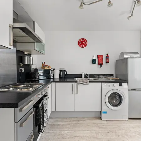 30 Percent Off! Beautiful In Dewsbury - Sleeps 6 דירה *