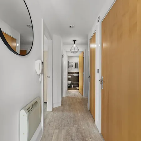 דירה 30 Percent Off! Beautiful In Dewsbury - Sleeps 6 *