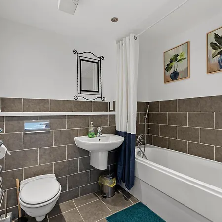 30 Percent Off! Beautiful In Dewsbury - Sleeps 6 * לידס